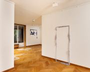 <p>马里昂&middot;巴鲁克. <em>Social Fabric</em>，展览现场，Haus Lange, Kunstmuseen Krefeld，2024, &copy; 艺术家、麦勒画廊 苏黎世、Sommer Contemporary Art，特拉维夫</p>

