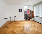 <p>马里昂&middot;巴鲁克. <em>Social Fabric</em>，展览现场，Haus Lange, Kunstmuseen Krefeld，2024, &copy; 艺术家、麦勒画廊 苏黎世、Sommer Contemporary Art，特拉维夫</p>
