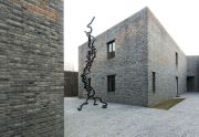 <p>Hu Qingyan, <em>The Family</em>, 2014, square steel tubes, air,<br />
602 x 220 x 168 cm</p>
