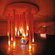 <p>魏德曼/梅特勒，<em>I LOVE YOU SO MUCH IT HURTS ME</em>，1997，监视器，针织长袜，装置</p>
