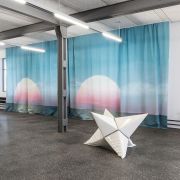 <p>魏德曼/梅特勒，<em>I WON'T LET THE SUN GO DOWN ON ME</em>，2016，Decotex 窗帘（蓝色调背景），330 x 570 cm；白色人造皮革，镀铬框架，165 x 82 cm</p>
