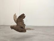 <p>尤莉亚&middot;斯坦纳，<em>flight (weight) I</em>，2016 - 2019，青铜，钢丝绳，34 x 28 x 20 cm</p>
