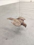 <p>尤莉亚&middot;斯坦纳，<em>flight (weight) III</em>，2016 - 2019，青铜，钢丝绳，28 x 30 x 8 cm</p>
