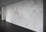 <p>尤莉亚&middot;斯坦纳，<em>elemental force (first touch)，</em>2016，石膏，泡沫聚苯乙烯，260 x 780 cm，特定空间作品</p>
