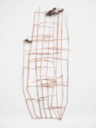 <p>尤利娅&middot;斯坦纳，<em>whispering system 33</em>，2022 / 2023，草镀锌（铜），70 x 31 x 2.5 cm，摄影：Serge Hasenb&ouml;hler</p>
