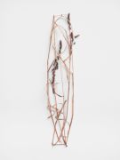 <p>尤利娅&middot;斯坦纳，<em>whispering system 37</em>，2022 / 2023，草镀锌（铜），61 x 15 x 6 cm，摄影：Serge Hasenb&ouml;hler</p>
