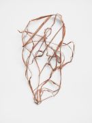 <p>尤利娅&middot;斯坦纳，<em>whispering system 44</em>，2022 / 2023，草镀锌（铜），31 x 19 x 3 cm，摄影：Serge Hasenb&ouml;hler</p>
