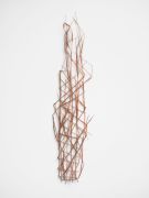 <p>尤利娅&middot;斯坦纳，<em>whispering system 59</em>，2022 / 2023，草镀锌（铜），82 x 19 x 2 cm，摄影：Serge Hasenb&ouml;hler</p>
