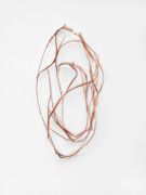 <p>尤利娅&middot;斯坦纳，<em>whispering system 20</em>，2022 / 2023，草镀锌（铜），35 x 17.5 x 2 cm，摄影：Serge Hasenb&ouml;hler</p>
