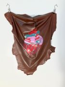 <p>Klodin Erb,&nbsp;<em>Herzkammer #2,</em> 2023 / 2024, Metallic acrylic paint and sewing thread on dyed lamb leather, two clothes hooks and clips, ca 90 x 70 cm</p>
