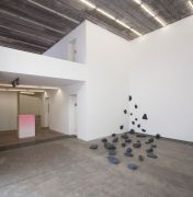 <p>展览现场，<em>之间</em>，麦勒画廊 北京-卢森, 中国北京, 2011年9月3日 &ndash; 10月23日</p>
