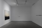 <p>展览现场，刘麟瑶，<em>203</em>，麦勒画廊 &middot; 弦 xi&aacute;n，中国北京，2025年4月13日 &ndash; 5月11日</p>
