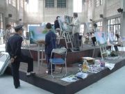 <p>刘鼎，<em>转型期的标本－产品</em>，2005，本作品分两部分实施，第一部分：布面油画，40张，各60 x 90cm，时间：2005年11月18日，下午3点－7点，地点：广东美术馆第二届广州三年展，将深圳大芬村的绘画工厂的13位画师，所有绘画工具和材料移到广东美术馆，进行绘画生产</p>
