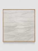 <p>米尔科&middot;巴泽吉亚，<em>foliation</em>，2022，来自Tessanda Val M&uuml;stair的手工亚麻布，落叶松木，矿物颜料，25.3 x 25.3 x 2.2 cm；图片：Stefan Altenburger</p>
