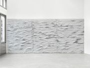 <p>米尔科&middot;巴泽吉亚，<em>Bigger Fish</em>，2021-2022，木板上铝片，260 x 595 cm；图片：Stefan Altenburger</p>

