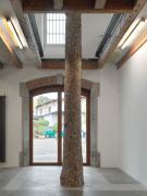 <p>米尔科&middot;巴泽吉亚，<em>Tailored Skin</em>，2021，松树树干（瑞士Lantsch/Lenz），欧洲胡桃木，高：627 cm，直径77-44 cm；图片：Stefan Altenburger</p>
