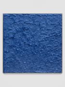 <p>米尔科&middot;巴泽吉亚，<em>Blue Square</em>，2020，纸缝在亚麻布上，落叶松木外框，110 x 110 x 3.3 cm，图片：Stefan Altenburger</p>
