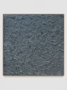 <p>米尔科&middot;巴泽吉亚，<em>Gray Square</em>，2020，纸缝在亚麻布上，落叶松木外框，110 x 110 x 3.3 cm，图片：Stefan Altenburger</p>
