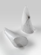 <p isrender="true">米尔科&middot;巴泽吉亚，<em>Igl tor muribund - Cornas digl tor</em>，2015，10/11，雪花石，尺寸可变，11 版 + 3 AP</p>
