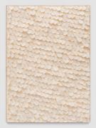 <p>米尔科&middot;巴泽吉亚，<em>Little White</em>，2020，纸缝在亚麻布上，落叶松木外框，77 x 55 x 2.2 cm，图片：Stefan Altenburger</p>
