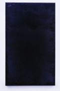<p>米歇尔&middot;孔德，<em>盐与尘，蓝色三号</em>，2018，矿物质颜料，岩盐，炭，熟宣纸裱板，280 x 170 x 8 cm</p>
