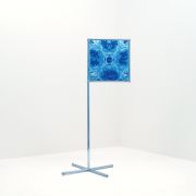 <p>魏德曼/梅特勒，<em>Mercy</em>，2009，爱马仕方巾，镀铬框架，35 x 35 x 110 cm</p>
