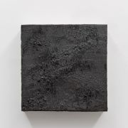 <p>米歇尔&middot;孔德，<em>侵蚀</em>，2018，陶瓷，岩盐，矿石粉末及矿物质颜料，33 x 33 x 10 cm</p>
