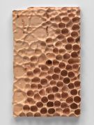 <p>米尔科&middot;巴泽吉亚，<em>Midada da structura</em>，2012，松木 (瑞士五针松)，178 x 110 x 11 cm，图片：Stefan Altenburger</p>
