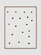 <p>米尔科&middot;巴泽吉亚，<em>Dots</em>，2021，纸上鸡腿蘑内的墨水，44 x 33 cm；47.5 x 36.5 cm (带框)；图片：Stefan Altenburger</p>
