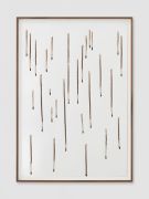 <p>米尔科&middot;巴泽吉亚， <em>It rains threads</em>，2021，纸上鸡腿蘑内的墨水，44 x 33 cm；47.5 x 36.5 cm (带框)；图片：Stefan Altenburger</p>
