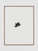 <p>米尔科&middot;巴泽吉亚， <em>Platsch</em>，2021，纸上鸡腿蘑内的墨水，44 x 33 cm；47.5 x 36.5 cm (带框)；图片：Stefan Altenburger</p>
