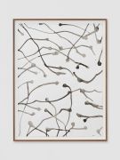 <p>米尔科&middot;巴泽吉亚，<em>Rotation</em>，2021，纸上鸡腿蘑内的墨水，44 x 33 cm；47.5 x 36.5 cm (带框)；图片：Stefan Altenburger</p>
