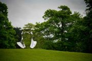 <p>展览现场，<em>Not Vital</em>，约克郡雕塑公园，英国韦克菲尔德，2016年5月21日 &ndash; 2017年1月2日。图片提供：Jonty Wilde</p>
