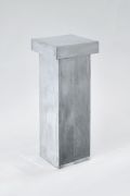 <p>诺特&middot;维塔尔，<em>Portrait</em>，2019，银，2件：6 x 25 x 25 cm；55 x 19 x 19 cm，总高度 61 cm</p>
