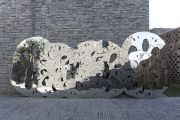 <p>诺特&middot;维塔尔，<em>藕</em>，2013，不锈钢装置，7件，总尺寸297 x 770 x 25 cm</p>
