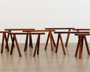 <p>诺特&middot;维塔尔，<em>行走的长凳</em>，2011-12，木头，每个 50 x 88 x 25 cm，局部</p>
