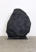 <p isrender="true">诺特&middot;维塔尔，<em>黑山</em>，2013，煤，168 x 148 x 64 cm</p>
