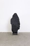 <p isrender="true">诺特&middot;维塔尔，<em>黑山</em>，2013，煤，134 x 59 x 54 cm</p>
