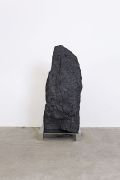 <p isrender="true">诺特&middot;维塔尔，<em>黑山</em>，2013，煤，144 x 63 x 72 cm</p>
