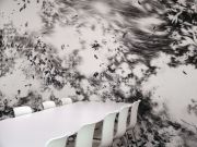 <p>尤莉亚&middot;斯坦纳，<em>Bewegte R&auml;ume</em>，2011，墙体绘画，木版油画；镀铜树叶装置，伯尔尼应用科技大学农林食品技术学院公共空间项目艺术，瑞士佐利科芬</p>
