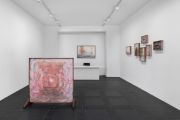 <p>展览现场，雷娜&middot;裴<em>，skin in my stomach</em>，麦勒画廊，瑞士苏黎世（拉米街），2025年11月13日 - 2026年1月17日，图片：Oliver K&uuml;mmerli</p>
