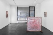 <p>展览现场，雷娜&middot;裴<em>，skin in my stomach</em>，麦勒画廊，瑞士苏黎世（拉米街），2025年11月13日 - 2026年1月17日，图片：Oliver K&uuml;mmerli</p>
