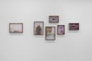 <p>展览现场，雷娜&middot;裴<em>，skin in my stomach</em>，麦勒画廊，瑞士苏黎世（拉米街），2025年11月13日 - 2026年1月17日，图片：Oliver K&uuml;mmerli</p>
