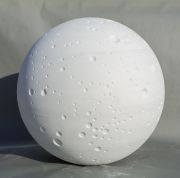 <p>诺特&middot;维塔尔，<em isrender="true">Merble Moon</em>，2018，大理石，&Oslash; 160 cm</p>
