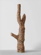 <p>米尔科&middot;巴泽吉亚，<em>Tailored Skin II</em>，2021，松树树干，欧洲胡桃木，237 x 77 x 55 cm；图片：Stefan Altenburger</p>
