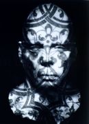 <p isrender="true">安纳托里&middot;舒拉勒夫，<em isrender="true">Tattoo</em>，1996，c-print，亚克力，140 x 120 cm</p>
