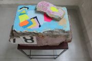 <p>塔尼娅&middot;戈埃尔，<em>C.P.W.D. Fragments - 63, Kidwai Nagar</em>，2019，拆迁工地回收建筑废料，26.7 x 48.3 x 25.4 cm; 89 x 46 x 30.5 cm（托架）</p>
