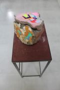 <p>塔尼娅&middot;戈埃尔，<em>C.P.W.D. Fragments - 61, Kasturba Nagar</em>，2019，拆迁工地回收建筑废料，25.4 x 71.2 x 19 cm; 74 x 30.5 x 23 cm（托架）</p>

