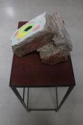 <p>塔尼娅&middot;戈埃尔，<em>C.P.W.D. Fragments - 60,&nbsp;Kidwai Nagar</em>，2019，拆迁工地回收建筑废料，24.2 x 24.2 x 25.4 cm; 63.5 x 46 x 30.5 cm（托架）</p>
