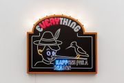 <p>托比亚斯&middot;雷贝格，<em>Everything happens for a reason</em>，2019，LED灯带，灯泡，铁板，涂料，自粘薄膜，控制系统，126 x 140 x 15 cm&nbsp;</p>
